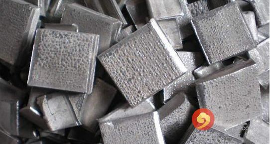 5月期鎳連續第三個月下跌，周四觸及去年6月來最低水準每噸8,810美元，今年迄今下跌12%，是跌幅最大的主要基本金屬。